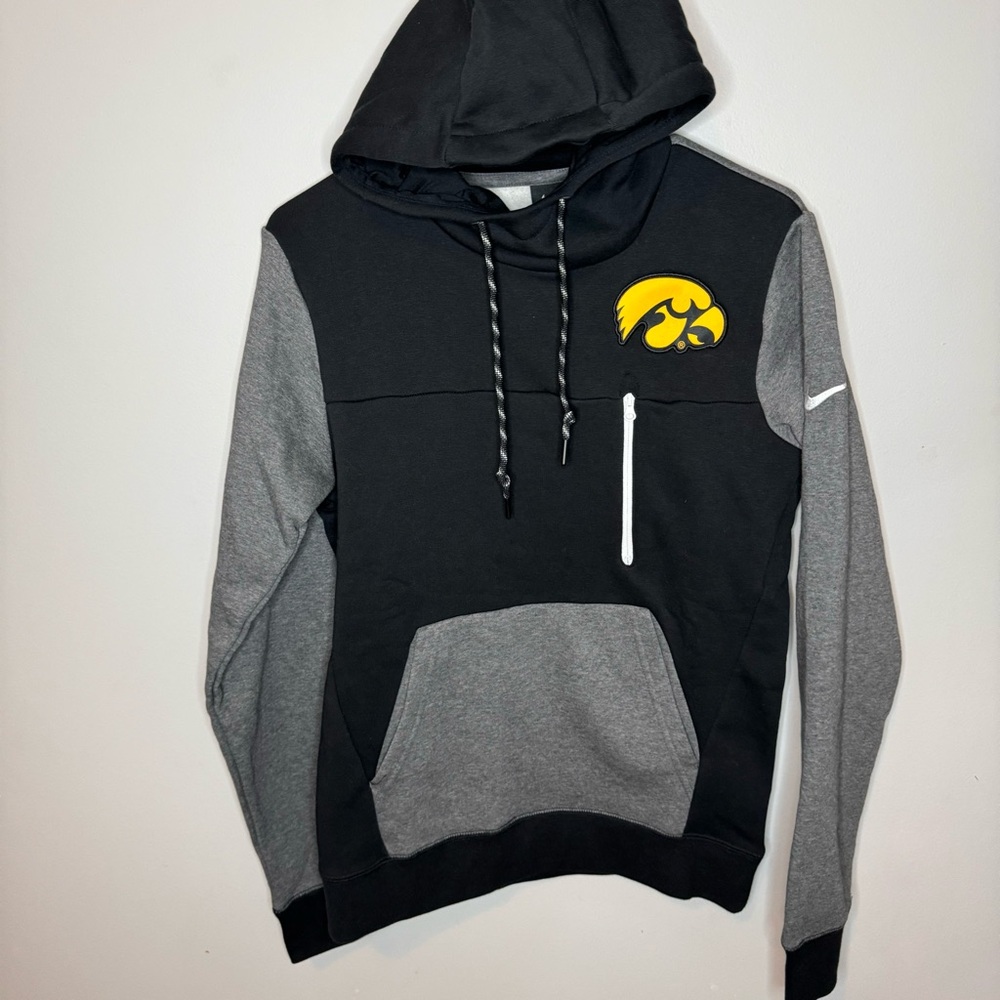 NWT Nike Iowa Hawkeyes NCAA Jackets Small